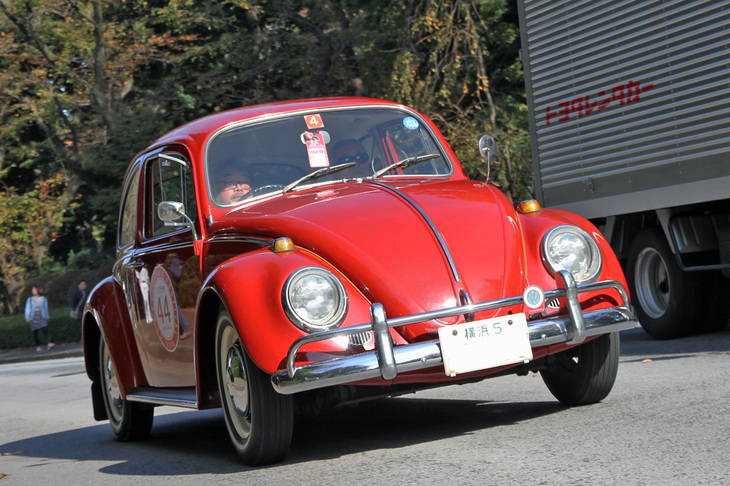 新車以来の「横浜5」のナンバーを付けた1966年「フォルクスワーゲン1300」。ビートルこと「タイプⅠ」の当時の正規輸入車には、北米仕様のダブルバンパーが標準だった。