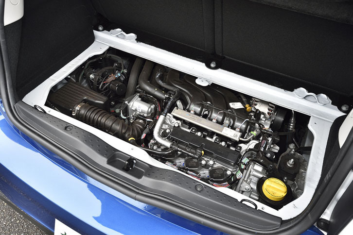 荷室のフロアボードを取り外すと1リッター直3自然吸気エンジン(71ps、9.3kgm)が現れる。リアのサスペンション形式は従来と同じドディオン式。