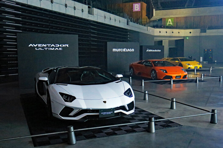 「ランボルギーニ・レヴエルト」の日本発表会の会場には、ランボルギーニの歴代V12モデルも展示されていた。