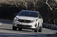 「3008 GTハイブリッド4」はエンジンの最高出力が200PSに強化されるほか、リアにも112PSのモーターを搭載。システム出力が300PSに達する4WDモデルだ。