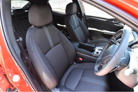 フロントシートは座面や背もたれも大きめのつくり。写真は「ハッチバック」。