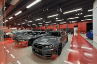 ショールームと一体感のあるデザインが施されたNISMO大森ファクトリーの整備場。