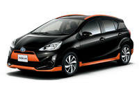 「トヨタ・アクアXアーバン」。ボディーカラーはブラックマイカ×オレンジメタリック。