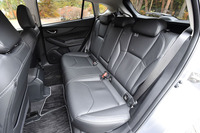 前席の構造を改めることにより、後席(写真)の乗員の足元スペースは拡大している。