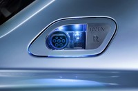 「102EX」の給電口。ソケットそのものは他ブランドのBEVと変わらないが、高級ブランドらしい“見せ方”が印象的だ。