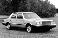 クライスラーに移ったアイアコッカ氏は、「Kカー」と呼ばれるFFプラットフォームのコンパクトカーの開発に注力。そこから生まれた「プリムス・リライアント」(写真)や「ダッジ・アリエス」などの新型車は大ヒットを記録した。