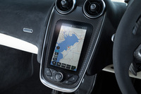 タップやスワイプといった操作方法にも対応した、縦型のタッチスクリーンが特徴的な「マクラーレンIRISインフォテインメント・システム」。空調の操作もこの画面で行う。