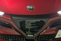 「イブリダ スペチアーレ」には、電気自動車の「エレットリカ」と同じ“プログレッソ”と呼ばれる透かし彫りデザインのフロントグリルが備わる。