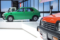 2023年10月に開催されたジャパンモビリティショーのダイハツブース。1980年の「ミラ」(写真手前)や1977年の「シャレード」(写真奥)など、ダイハツの歴史を象徴する車両と、その先にある未来を描いたコンセプトカーが展示された。