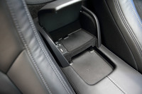 運転席と助手席の間に設けられた小物入れスペース。HDMIやUSBのソケットが備わる。