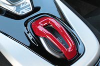 シフトパネルに配置されたエンジンのスタート/ストップスイッチには、赤いカバーが備わる。その後方には、カップホルダーを2つ配置。