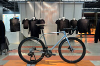 コルナゴのブース。創業70周年記念限定車「スティールノーヴォ」が中央に据えられていた。