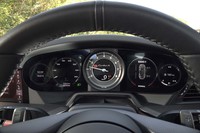 センターに機械式タコメーターを配したメーターパネル。その左右両側は液晶画面になっており、表示する情報を切り替えられる。