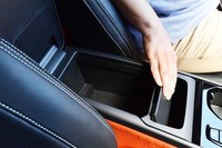 充実の小物入れ。運転席と助手席の間には、ふた付きのダストボックスも。