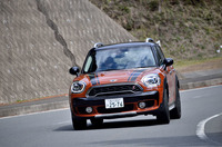 ボディーサイズがひとまわり大きくなった、新型「MINIクロスオーバー」。ただしそのエクステリアは、先代を思わせるデザインが採用されている。