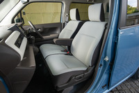 標準車に備わるアイボリーとブラウンのシート。インテリアでは、床面の高さを上げてサイドシルとの段差を抑えることで、(エンジニア氏いわく「カーペットを敷くことで“ツライチ”になる」とのこと)乗降性も改善している。