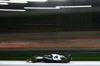 シーズン最大級の大型アップデートを施してきたアルファタウリを駆り、リアム・ローソン(写真)が3戦目にして9位入賞を果たした。予選では、フェルスタッペンをトップ10から追い出すタイムでQ3に進出し10番グリッド。レースではスタートでポジションを落とすも、その後ポイント圏内に復活、9位2点を獲得する活躍を見せた。チームメイトの角田裕毅は、予選Q1でトップタイムをマークするも、Q2になるとフェルスタッペンに邪魔されるかっこうでタイム計測を断念、次のアタックでは自らのミスでノータイムで15位。気を取り直して臨んだレースでは、オープニングラップでペレスに押し出されるかっこうでパンクを食らい、2戦連続0周リタイアという悔しい結果となってしまった。(Photo=Getty Images / Red Bull Content Pool)