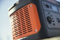 鮮やかなオレンジ色はJackery製品共通の特徴。ビビッドなカラーに、ユーザーのココロも明るくなる。