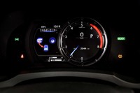「IS300h」の計器盤。選択した走行モードにより、メーターリング内のグラフィックが変化する。