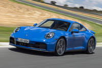 ハイブリッド車の設定で話題を集めている「911」のマイナーチェンジモデル。フロント/リアを中心にデザインが変更されたが、丸型のヘッドランプは守られている。