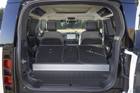 2024年モデルでは後席を倒したときに床面とのギャップを埋める(=フラットになる)「フラットロードスペースフロアトレイ」が標準装備とのことだったが、供給が遅れているそうだ。