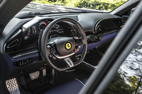 ドライバーに注がれるV12のサウンドは、特に低中速域のアクセル操作に対して明らかに豊かになっている。それは、スポーティーな走りを求める向きには歓迎されるに違いない。