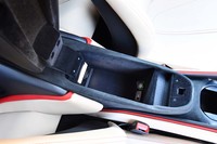 ひじ掛け下の小物入れスペースには、アクセサリーソケットとUSBソケットが備わる。