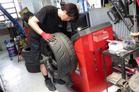 お次は専用の計測器でタイヤとホイールのバランスをチェック。偏りを解消するため、ホイールの内側に鉛の重りを付けていく。