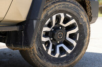 ドライブトレインには「デュアルモードオートマチックロッキングハブ」を採用。マニュアル操作で前輪のハブをアスクルから切り離せば、2WD走行時における前軸用のドライブシャフト、ディファレンシャルギア、プロペラシャフトの回転抵抗が解消され、よりスムーズで効率のよい走りが可能となる。