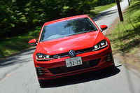 「ゴルフGTI」のAT車には、クルーズコントロールとレーンキープアシストを組み合わせた渋滞時追従システムや、歩行者検知機能付きの自動ブレーキシステムが備わる。