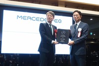 メルセデス・ベンツ日本の上野金太郎 代表取締役社長兼CEO(写真左)から盾を受け取る、シュテルン世田谷の板東徹行 代表取締役社長(同右)。