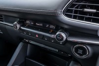 水平基調のシンプルなデザインのインテリア。内外装のデザインには、統一感が感じられ、同時に各種のスイッチは、わかりやすく配置されている。