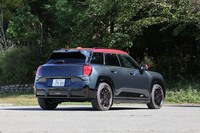 「MINIエースマン」はクロスオーバーSUVスタイルの電気自動車専用モデル。5ドアハッチバックのみのラインナップで、ボディーサイズは「クーパー5ドア」と「カントリーマン」の中間に位置する。