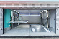 完成したばかりのガレージ部分には2基のリフトを設置。テクニカル東新製品は片支柱式のため空間の有効活用がしやすい。