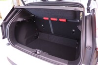 荷室はフロアが2段式で、荷物の高さに合わせて調節可能。60:40分割可倒式の後席を倒すことにより積載量を拡大できる。