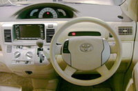 楕円形ハンドルを採用した、新型ラウムのインパネまわり。