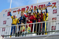 ECOクラス1−2位の表彰台。
1位のバイオエタノール車と2位のバイオディーゼル車が
表彰台ではともに健闘を称えあった。