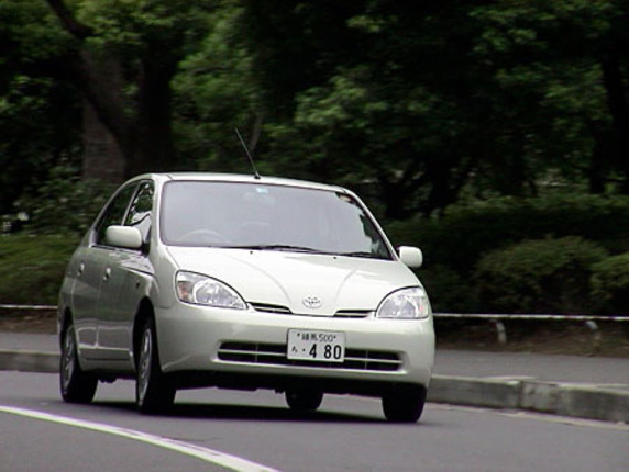 【スペック】全長×全幅×全高=4310×1695×1490mm/ホイールベース=2550mm/車重=1495kg/駆動方式=FF/1.5リッター直4DOHC16バルブ(72ps/4500rpm、11.7kgm/4200rpm)+交流同期電動機(33kW/1040から5600、35.7kgm/0から400rpm)/車両本体価格=228.0万円(テスト車=245.7万円)