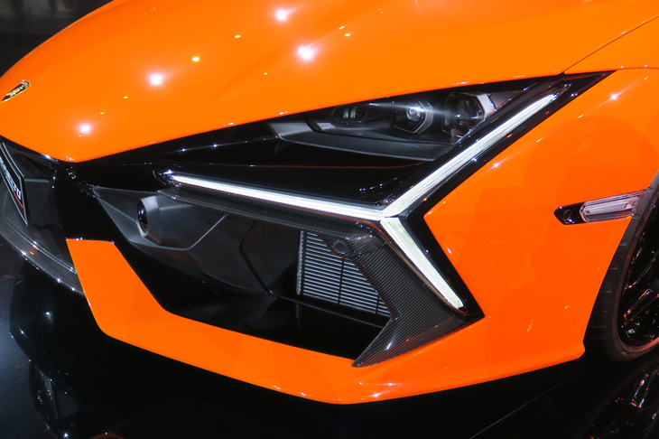 フロントまわりの大きな特徴である、Y字型のヘッドランプ。“目頭”の位置に備わる、先進運転支援システムのセンサーまわりも非常に凝ったデザインとなっている。