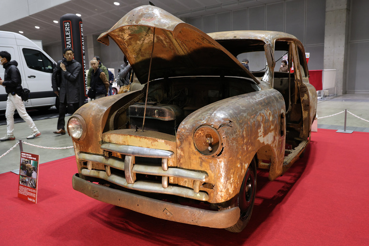 もう1台の特別展示車両。『ノスタルジックヒーロー』誌に連載されている、林 克巳さんが所有する希少な日本車のコレクションから1952年「オオタPA4型」。戦前から戦後にかけてダットサンとレースで競ったこともあり、1957年まで存在した小メーカーであるオオタ。現存するオオタ車は極めて希少で、なかでも乗用車はこれ1台きりかもしれない。