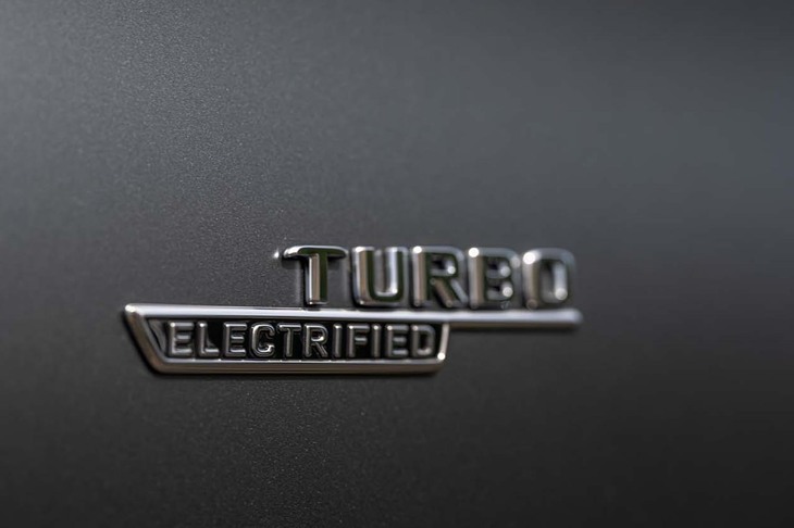 新型「C43 4MATIC」のフロントフェンダー部には、電動式のターボチャージャーを搭載することを示す「ELECTRIFIED TURBO」エンブレムが装着される。