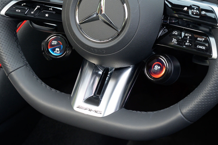 AMGパフォーマンスステアリングは走行用の各種セッティングが可能なダイヤル&タッチスイッチ付き。リムはナッパレザー巻きだ。