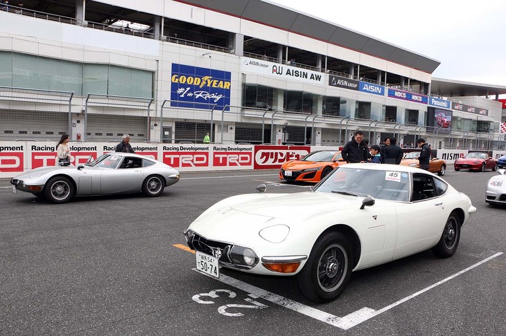 グリッドには日本が世界に誇る名車「トヨタ2000GT」の姿も。今年もオーナーの協力により、同乗走行会が実施された。グリッドウオークには白とシルバーの2台の2000GTが参加しており、その後方には“和製スーパーカー”の新旧「ホンダNSX」が続いた。写真後方にチラリと写るシルバーの初代NSXは、固定式ヘッドライトを備えた最終型の「タイプS」。