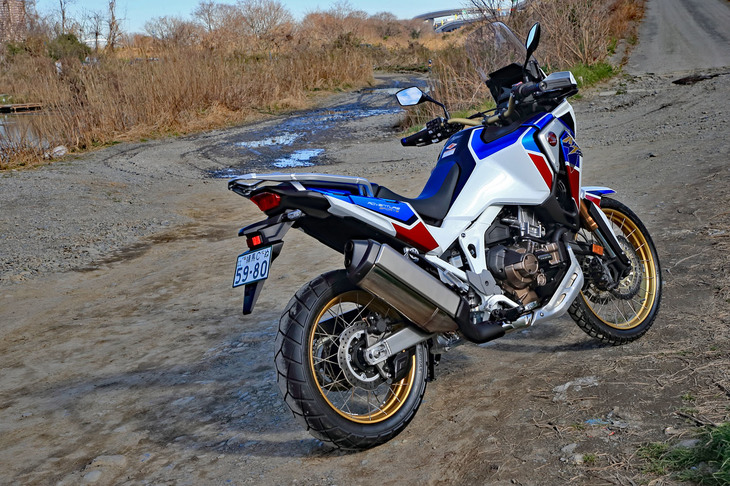 豊富なラインナップもこのバイクの特徴で、ベースグレードのほかに、長距離ツーリングに好適な「アドベンチャースポーツ」、電子制御サスペンションを備えた「アドベンチャースポーツES」を用意。さらに、各車にDCT搭載車や、悪路走破性能を高めた「〈s〉タイプ」(受注期間限定車)も設定している。