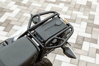 スリムな車形ゆえ、シート下などに余分なスペースはなし。純正アクセサリーのETC車載器はシート後方に設置するしかなく、装着には、同じく純正アクセサリーのリアキャリアを取り付ける必要がある。