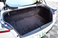 トランクは2人の小旅行に対しても十分以上の容量を持つ。