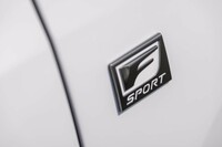 フロントフェンダーには「F SPORT」のバッジが貼られる。