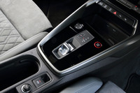 従来モデルより大幅に小型化されたシフトセレクター。インフォテインメントシステムの操作系の変更もあり、センターコンソールはすっきりした意匠となった。