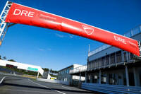 ホームストレートに掲げられた「DRE(ドゥカティ・ライディング・エクスペリエンス)」の赤い横断幕。DREは、ドゥカティが開催する公式なライディングセミナーである。