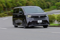 パワートレインは発電用に1.5リッター3気筒ターボエンジン(最高出力140PS)を使う「e-POWER」。全車が4WDの「e-4ORCE」となっており、フロントモーターは205PSを、リアモーターは136PSを発生する。